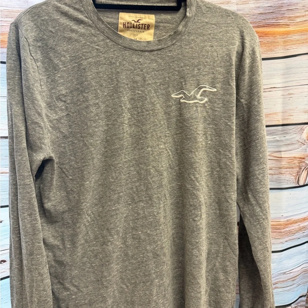 Hollister‎ Heather Gray long sleeve Tee. Two small holes in the sleeve.